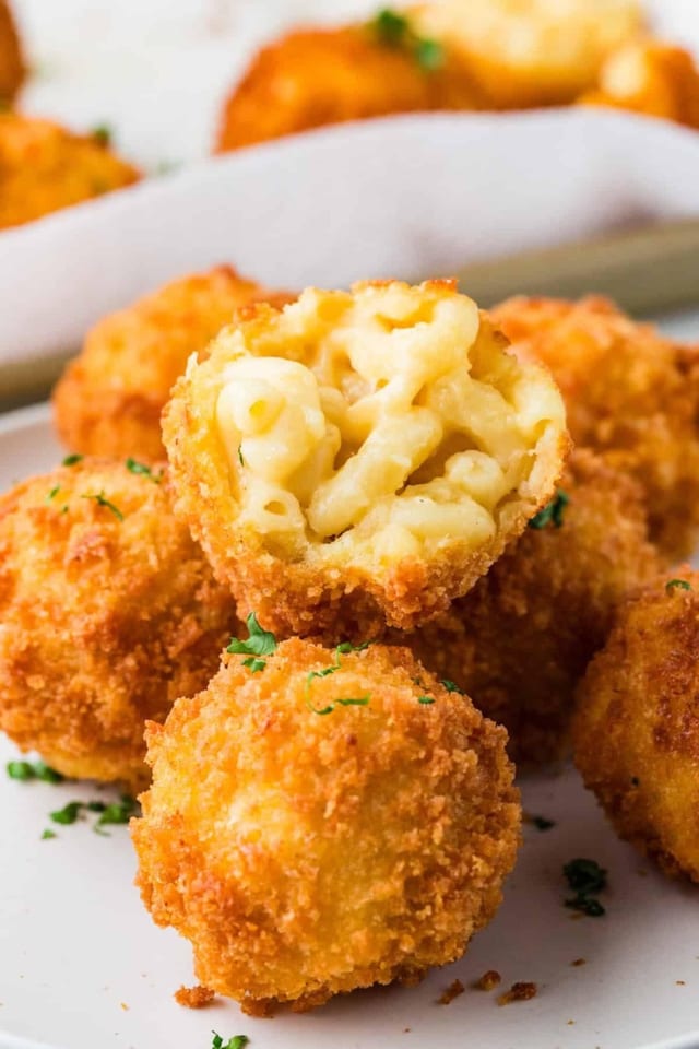 CHEESY MAC BITES.